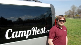 Młodzi pokochali kemping LIFESTYLE, Podróże - Baseny, korty tenisowe, zajęcia fitness, kurs surfingu... - właśnie tak wygląda nowoczesny kemping. Choć turystyka caravaningowa wielu osobom wciąż kojarzy się z grillującymi emerytami, w rzeczywistości możemy zauważyć rosnącą popularność tej formy wypoczynku wśród młodych.