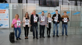 7 milionów pasażerów Ryanaira we Wrocławiu LIFESTYLE, Podróże - W Porcie Lotniczym Wrocław wylądował boeing linii Ryanair lecący z Londynu. Co w tym niezwykłego? Na pokładzie znajdował się pasażer nr 7 mln! Liczba pokazuje dynamiczny rozwój Ryanaira na wrocławskim lotnisku, który na stałe związał się ze stolicą Dolnego Śląska.