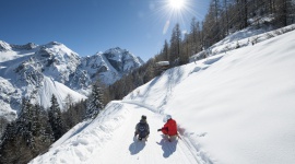 Dolina Stubai – saneczkarski raj w Tyrolu LIFESTYLE, Podróże - Dolina Stubai słynie nie tylko z nartostrad. Moc emocji zapewnia 12 naturalnych torów saneczkowych o łącznej długości 48 km, czyniąc z niej największy teren saneczkarski w Tyrolu.