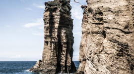 Ekstremalna Portugalia LIFESTYLE, Podróże - Skoki z klifu do wody, wyścigi motorówek, biegi ultra po szczytach gór i surfing na olbrzymich falach przyciągają do Portugalii poszukiwaczy ekstremalnych doznań. Silne emocje czekają zarówno na uczestników tych wydarzeń, jak i ich widzów.