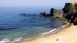 Najlepsze plaże Portugalii LIFESTYLE, Podróże - Portugalia posiada setki różnorodnych plaż: od piaszczystych, przez urocze zatoczki, po odludne miejsca w pobliżu dzikiej przyrody czy tętniące życiem kurorty. Są tu też plaże dostosowane do potrzeb osób niepełnosprawnych czy spoty będące wyzwaniem dla surferów.