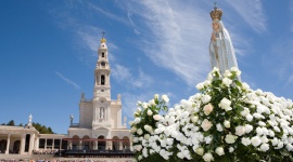 Fatima – w oczekiwaniu na 100. rocznicę objawień LIFESTYLE, Podróże - Październik i maj to miesiące tradycyjnie poświęcone Maryi. Do sanktuarium w portugalskiej Fatimie przybywa wtedy najwięcej pielgrzymów. Rekordowe tłumy oczekiwane są jednak w 2017 r., podczas obchodów setnej rocznicy objawień Maryi młodym pastuszkom.