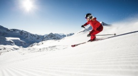 Wiosenna jazda na nartach w Dolinie Stubai LIFESTYLE, Podróże - Znawcy tematu uważają wiosenną jazdę na nartach za najprzyjemniejszą formę aktywności sportowej w Alpach. W Dolinie Stubai wysoko położone tereny narciarskie gwarantują obecność śniegu na stokach oraz mnóstwo okazji do wystawienia się na słońce również późną wiosną.