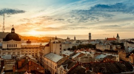Z Wrocławia do Lwowa LIFESTYLE, Podróże - Dziś z Wrocławia wystartował pierwszy samolot do Lwowa. Rejsy na tej trasie są realizowane dwa razy w tygodniu. To jedno z siedmiu nowych połączeń lotniczych, wprowadzanych wiosną tego roku do rozkładu lotów wrocławskiego lotniska.