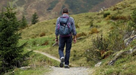 Trekking w górach – majówkowe „must have” LIFESTYLE, Podróże - Piękne, choć zmienne góry, są popularnym kierunkiem majówkowych wojaży. Dzika natura może jednak przeprowadzić turystom surowy egzamin, na który powinni przyjść dobrze przygotowani. Co zrobić, żeby zdać go na piątkę?