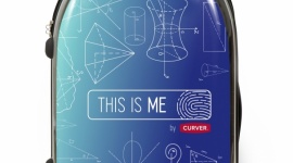 Walizka, która wyróżnia się z tłumu - This Is Me by Curver LIFESTYLE, Podróże - Wybór prezentu gwiazdkowego nigdy nie jest łatwy. Możemy się zastanawiać czy wybrać coś praktycznego czy coś bardziej osobistego. Obie te cechy łączy walizka This Is Me by Curver, na której możesz nadrukować co tylko zechcesz.