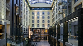 Wystawa w Sofitel Wrocław Old Town LIFESTYLE, Podróże - Od 4 do 29 czerwca we Foyer Hotelu Sofitel Wrocław Old Town będzie można obejrzeć wystawę najnowszych prac Stanisława Tomalaka pt. „Fragmenty Świata – obrazy i reliefy”. Jest to już dziesiąta inicjatywa realizowana przez hotel we współpracy z Galerią Sztuki Współczesnej DNA.