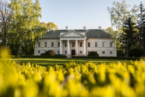 Nowoczesne centrum hotelowo-konferencyjne w 200-letnim zabytkowym pałacu