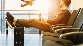 WARSZAWA WŚRÓD 50 NAJBARDZIEJ OPÓŹNIONYCH LOTNISK W EUROPIE LIFESTYLE, Podróże - • Lato 2019 pokazało, że loty z portugalskich i greckich portów mają największe prawdopodobieństwo opóźnienia. • AirHelp ujawnia listę 50 najbardziej opóźnionych europejskich lotnisk, wśród których znalazł się również Port im. Fryderyka Chopina w Warszawie.