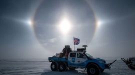 Toyotą Hilux na Południowy Biegun Niedostępności LIFESTYLE, Podróże - Ekspedycja Arctic Trucks dotarła do Bieguna Niedostępności na Antarktydzie, na którym panuje najniższa średnia temperatura na Ziemi: -58,2°C. Wyprawa była możliwa dzięki specjalnie przygotowanym przez islandzką firmę Hiluxom w wersji 4x4 i 6x6.