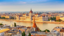 Wielka premiera we Wrocławiu: będą loty na Węgry LIFESTYLE, Podróże - Już pod koniec sierpnia Polskie Linie Lotnicze LOT polecą z Wrocławia do Budapesztu. Wrocław doczekał się tym samym bezpośredniego i szybkiego połączenia lotniczego z Węgrami.
