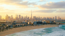 Odwiedź Dubaj – bezpieczne i tętniące życiem miasto LIFESTYLE, Podróże - Jeśli szukasz opcji na bezpieczne i interesujące wakacje, Dubaj wydaje się idealnym rozwiązaniem. Możesz skorzystać z bezpiecznych i wygodnych połączeń lotniczych liniami Emirates z Warszawy do Dubaju.